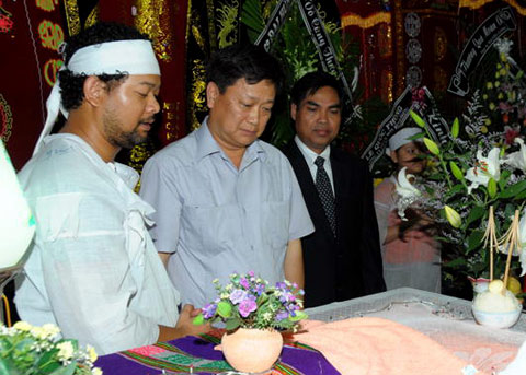 Thứ[-]trưởng[-]Bộ[-]VH[-]-[-]TT[-]-[-]DL[-]Hồ[-]Anh[-]Tuấn[-]nhìn[-]mặt[-]NSND[-]Y[-]Moan[-]lần[-]cuối[-]qua[-]cửa[-]kính[-]quan[-]tài.